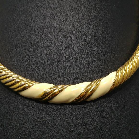 Vintage Monet Cream Enamel & Gold Plated Choker Necklace 1960s Mid Century - Picture 5 of 9